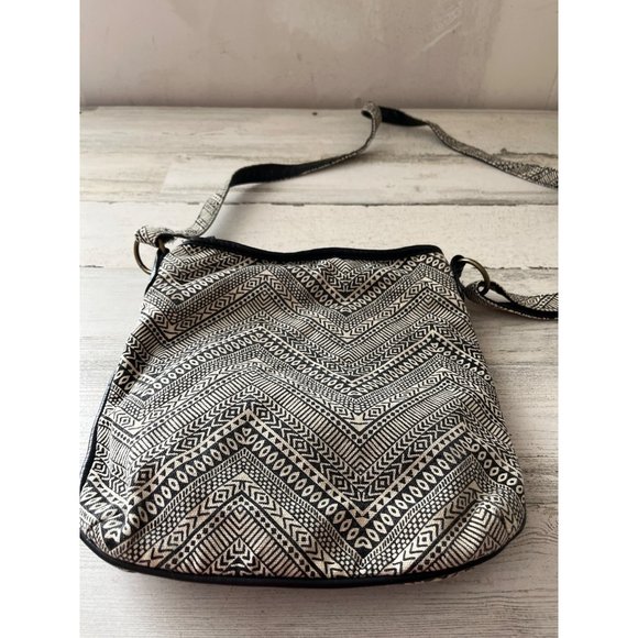 Back and cream geometric shape cloth zippered shoulder crossbody bag with lace - Picture 2 of 6